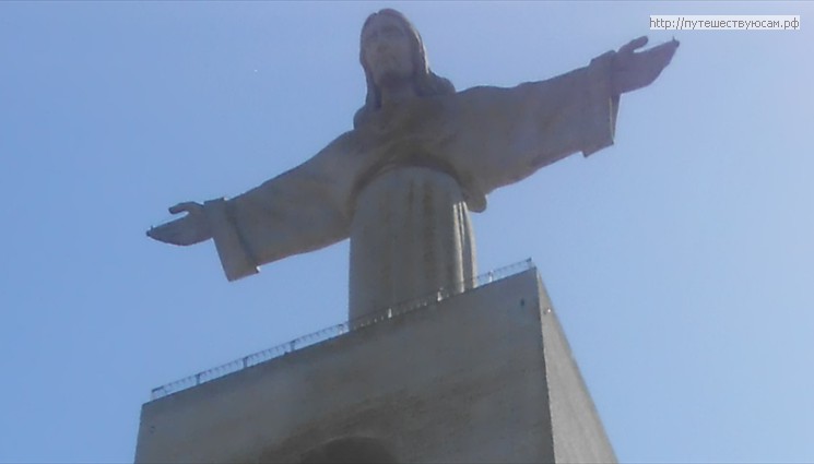 4-х метровая голова статуи Христа, которую видно из Лиссабона и окрестностей