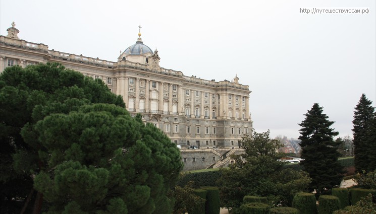 С западной стороны комплекса располагаются великолепные сады Кампо-дель-Моро