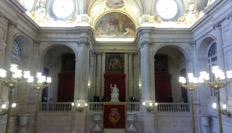 Для осмотра открыты многочисленные помещения дворца, такие как: Зеркальный зал, Комната короля Карла III и другие