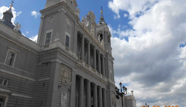 Полное  название - Собор Санта-Мария-ла-Реаль-де-ла-Альмудена (Catedral de Santa María la Real de la Almudena)