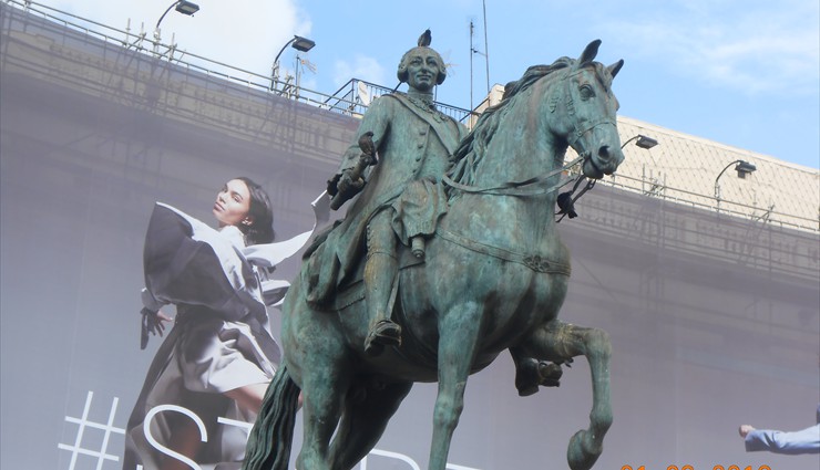 В центре площади расположена бронзовая конная статуя короля Карлоса III. Этот девятиметровый памятник был установлен здесь в 1994 году
