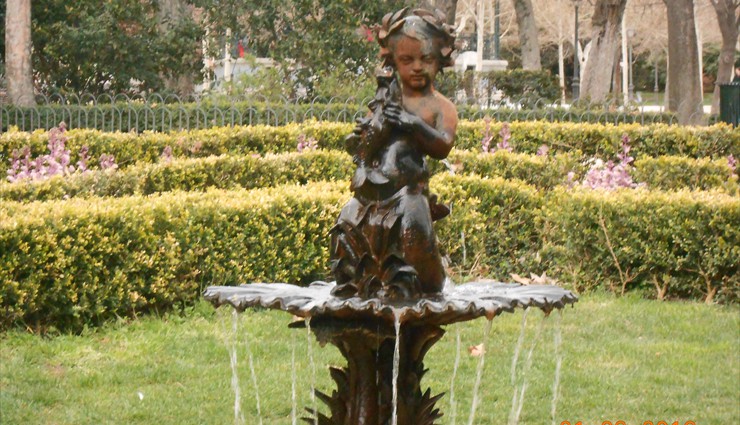 В парке есть фонтаны и скульптуры, аллеи земляничных деревьев и озеро, кафе и детские площадки