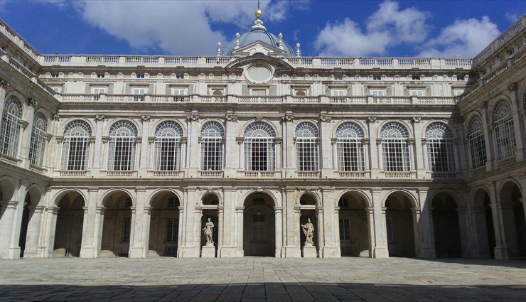 Второе его название – Восточный дворец (Palacio de Oriente)
