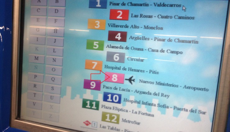 Выбираем линию 8, чтобы уехать в Аэропорт Барахас (Madrid-Barajas)