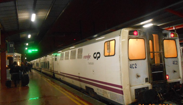 Также, две линии дальнего следования этого вокзала связывают Мадрид с Лиссабоном и Парижем