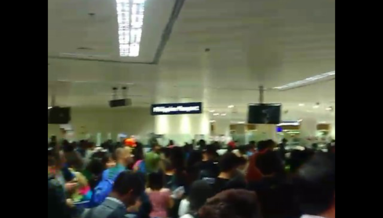 Толпа на паспортном контроле в Маниле