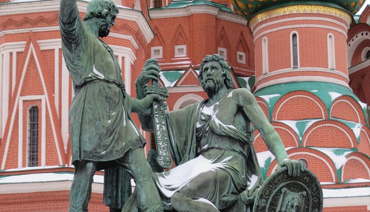 The statue commemorates Prince Dmitry Pozharsky and Kuzma Minin