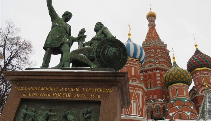 Originally, the statue stood in the centre of Red Square, with Minin extending his hand towards the Moscow Kremlin