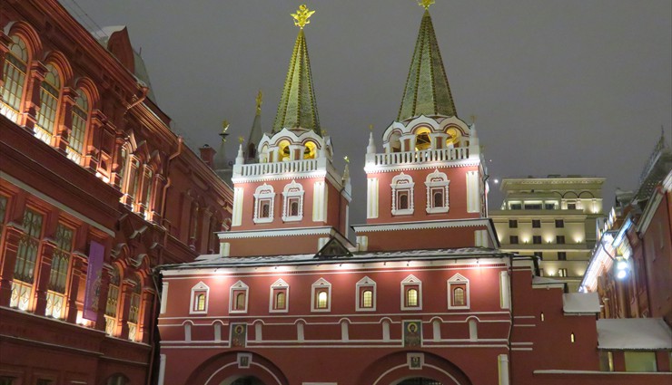 There is an Icon of the Resurrection on the gate facing towards Red Square, from which the gate derives its name