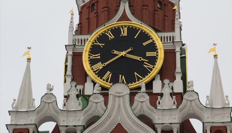 It overlooks the Red Square