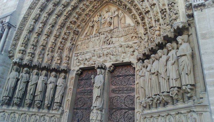 Главный фасад собора имеет три двери, над порталами которых расположены скульптурные панно с разными эпизодами из Евангелия