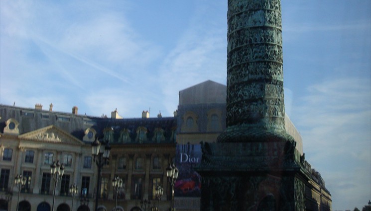  Площадь, своим видом напоминающая восьмиугольник, украшена в центре вандомской колонной.