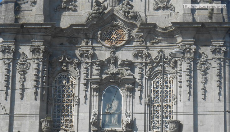 Церковь Клеригуш, выполненная в стиле барокко, со стороны вполне может показаться театром или дворцом
