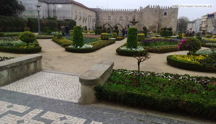 Его окружает живописный Сад святой Барбары с прекрасными фонтанами