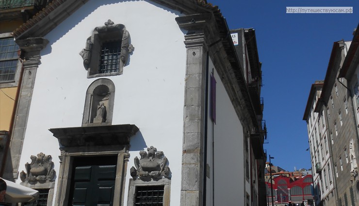 Поворачиваем направо и видим Капеллу Capela de Nossa Senhora do O