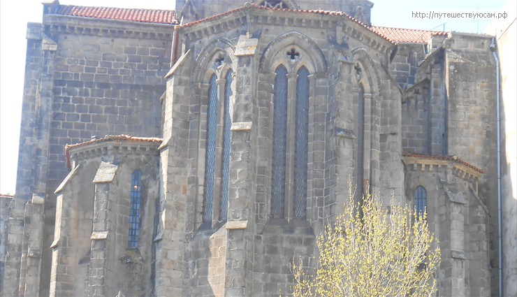 Готическая церковь Святого Франциска, с её круглым окном-розеткой на фасаде, была построена в XVII веке