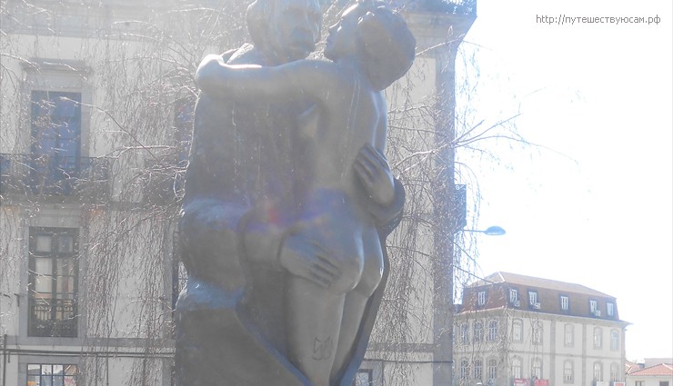 Перед  центром стоит интересная скульптура - «Пагубная любовь»