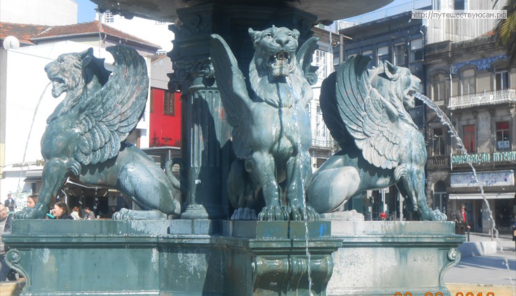 В перекрестье исторического центра нашему взгляду бросается фонтан со львами