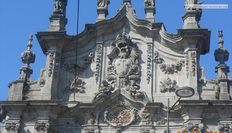 Боковые фасады церкви были облицованы изразцами азулежу в 1912-м году