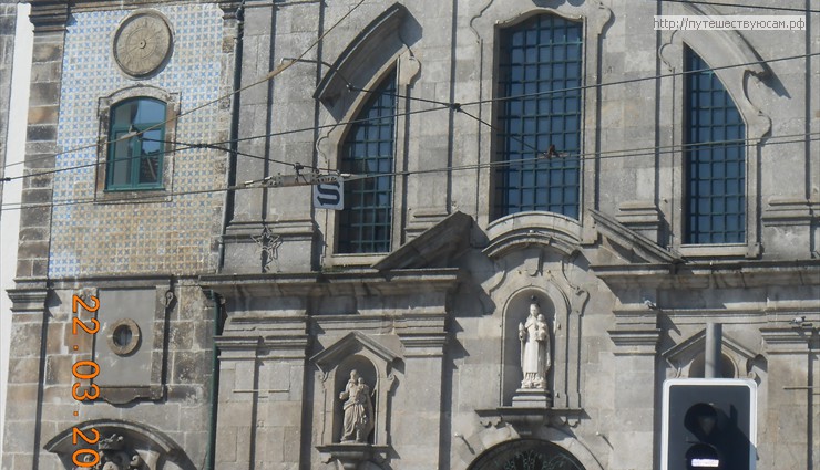 Слева находится женская церковь Кармелиток
