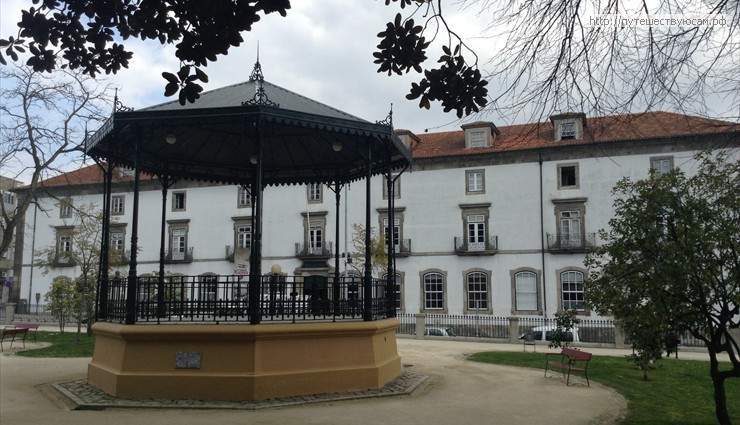 У Садов Лазаря в здании бывшего монастыря расположилась Муниципальная библиотека Порту