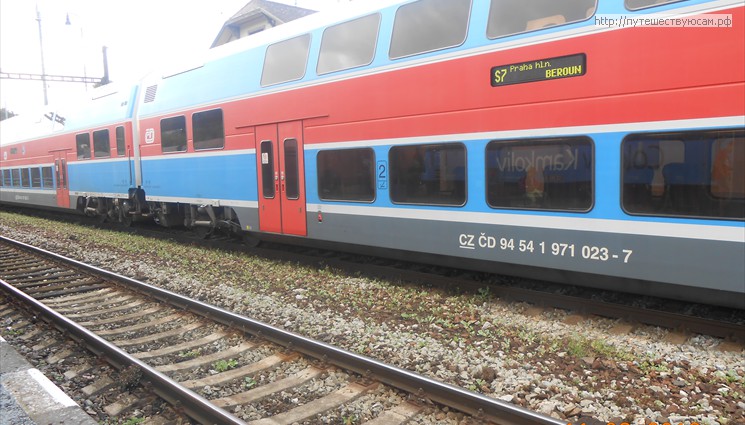 Можно доехать на поезде из Праги от главного вокзала (Hlavni nadrazi) на электричке