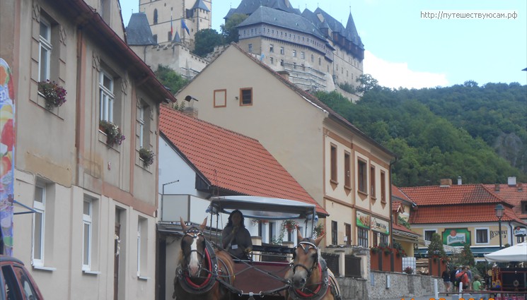 Замок расположен всего в 30 км от Праги