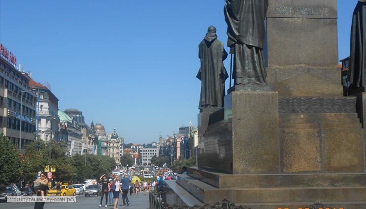 Вацлавская площадь — одна из самых больших и самых известных площадей Праги