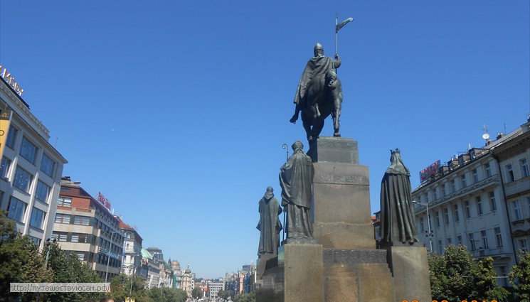Площадь названа в честь святого Вацлава — покровителя Чехии