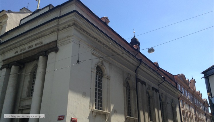 На этой улице находится Церковь Святого Креста – единственная в Праге церковь в стиле ампир