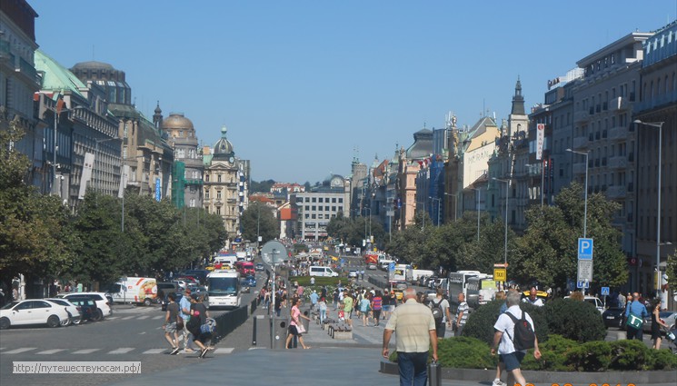 Своей вытянутой формой Вацлавская площадь немного напоминает бульвар, в центральной части которого находится пешеходная зона