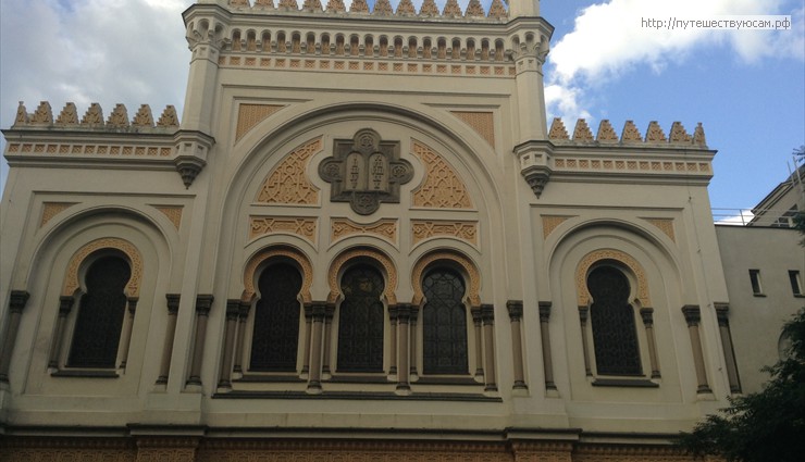Недалеко от памятника - Испанская синагога