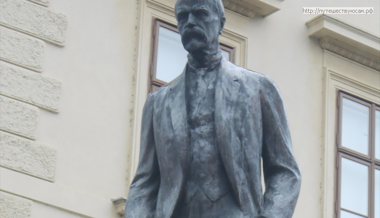 Памятник первому президенту Чехословакии Томашу Гарригу