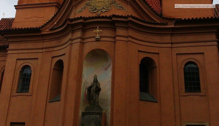 Он построен в виде вытянутого четырехугольника с выпуклой передней частью, украшенной над фронтоном статуей святого Лаврентия