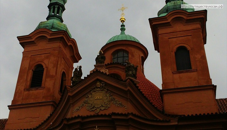 С двух сторон от центральной части собора расположены две одинаковые башни высотой 25 метров