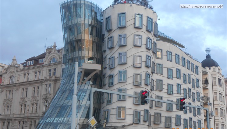 Это - офисное здание в стиле деконструктивизма, которое состоит из двух цилиндрических башен