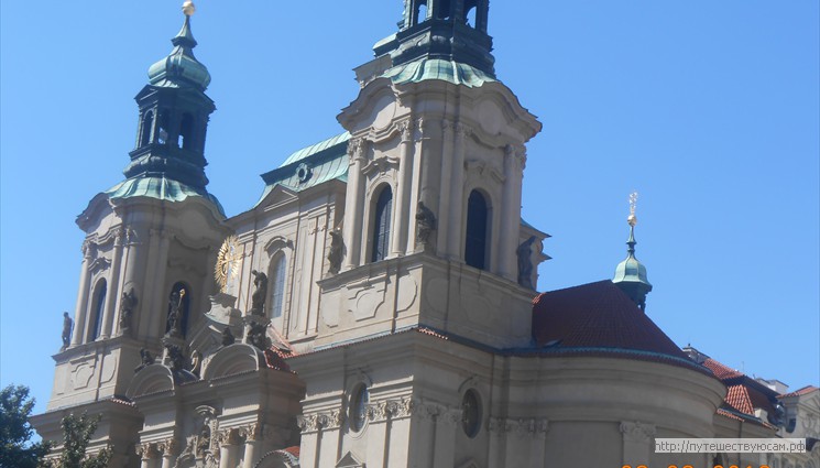 В противоположной стороне площади находится белоснежное здание храма святого Николая