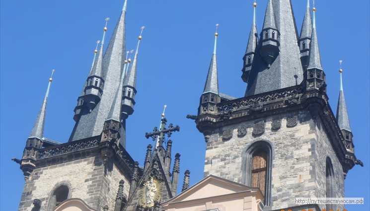 Две башни высотой в 70 метров острыми пиками врезаются в небо над Прагой
