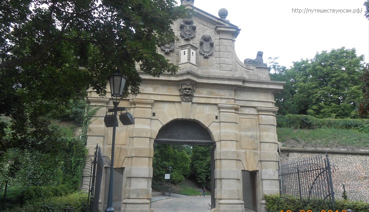 Выполненные в стиле барокко, ворота названы в часть императора Леопольда I