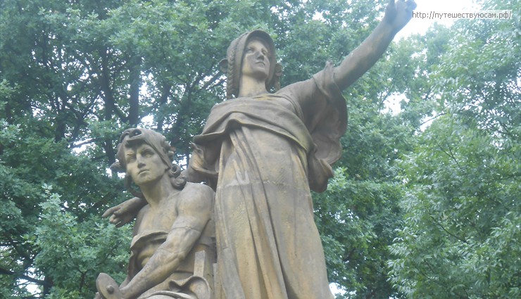 До 1948 года статуи находились на мосту Палацкого, после чего их было решено перенести в Вышеград