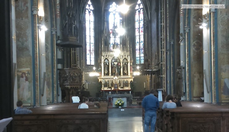 Внутри внимание привлекает алтарь с изображением святых покровителей Чехии