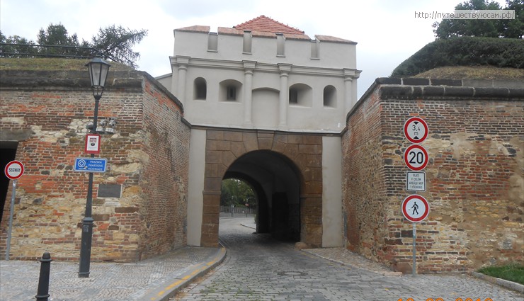 Ворота были составляющей крепости, заложенной Фердинандом III, но так и не достроенной