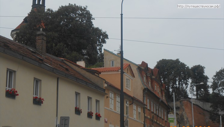 За домами слева находится вход в Страговский монастырь