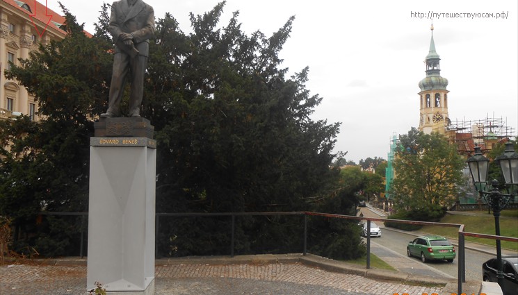За памятником Эдварду Бенешу стоит Чернинский Дворец