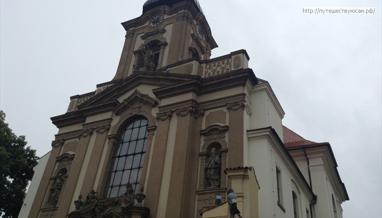 Перед нами - Церковь Яна Непомуцкого