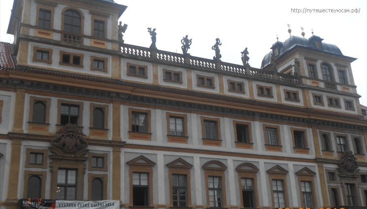 А напротив ратуши красуется Тосканский дворец