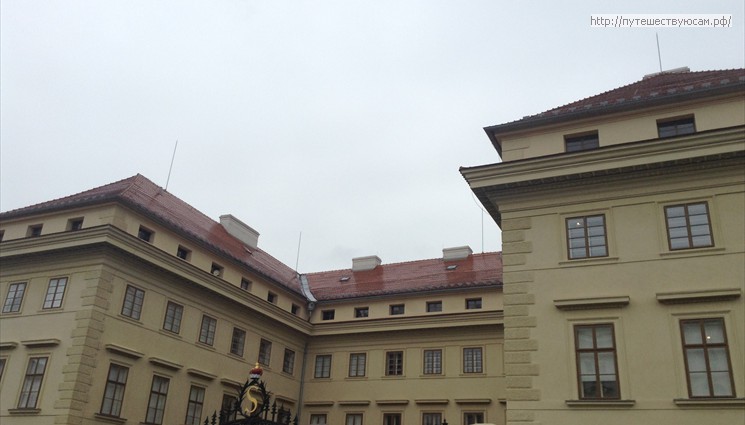 Примыкающая к Шварценбергскому дворцу, трёхэтажная светлая постройка в три крыла за кованой оградой – это Салмовский дворец