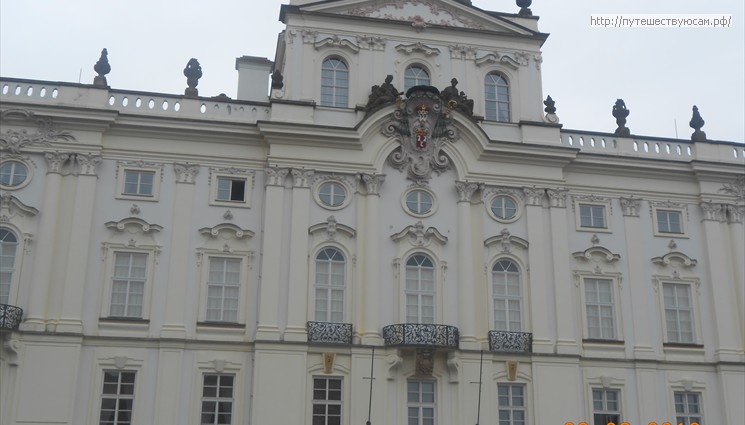 На противоположной стороне нарядное белое здание - здание Архиепископского дворца
