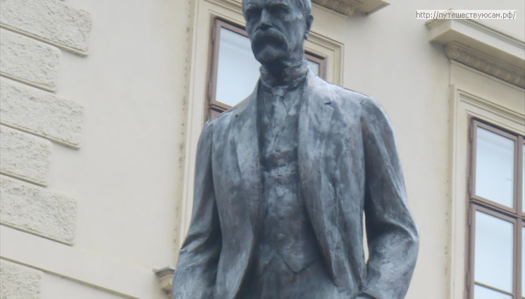 Рядом с Салмовским дворцом установлен памятник Томашу Гарригу Масарику