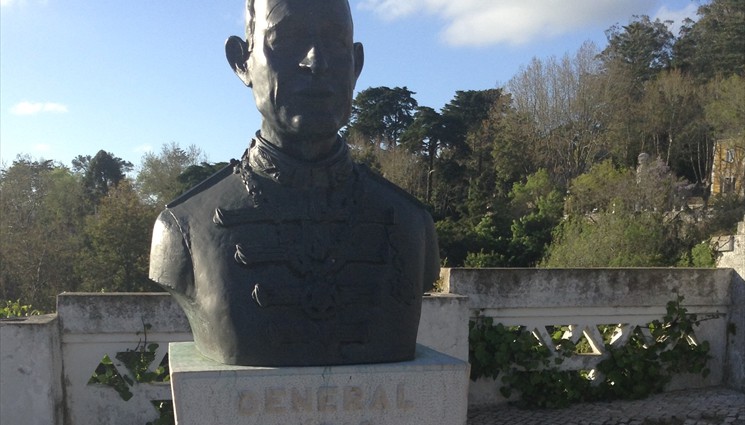Памятник португальскому военному и политику - Mário Firmino Miguel